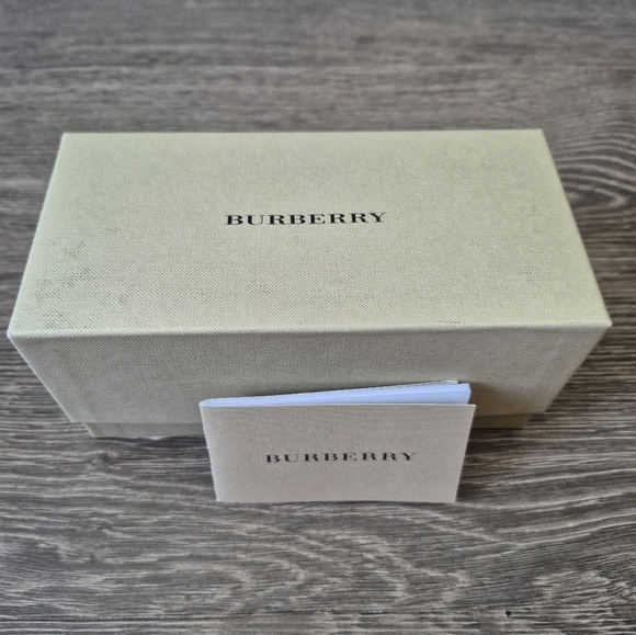 Burberry sunglasses with box and pamphlet. Brown with gold hardware - Picture 12 of 16